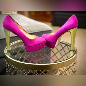 Jessica Simpson absolutely stunning Pink shoe with gold heels.